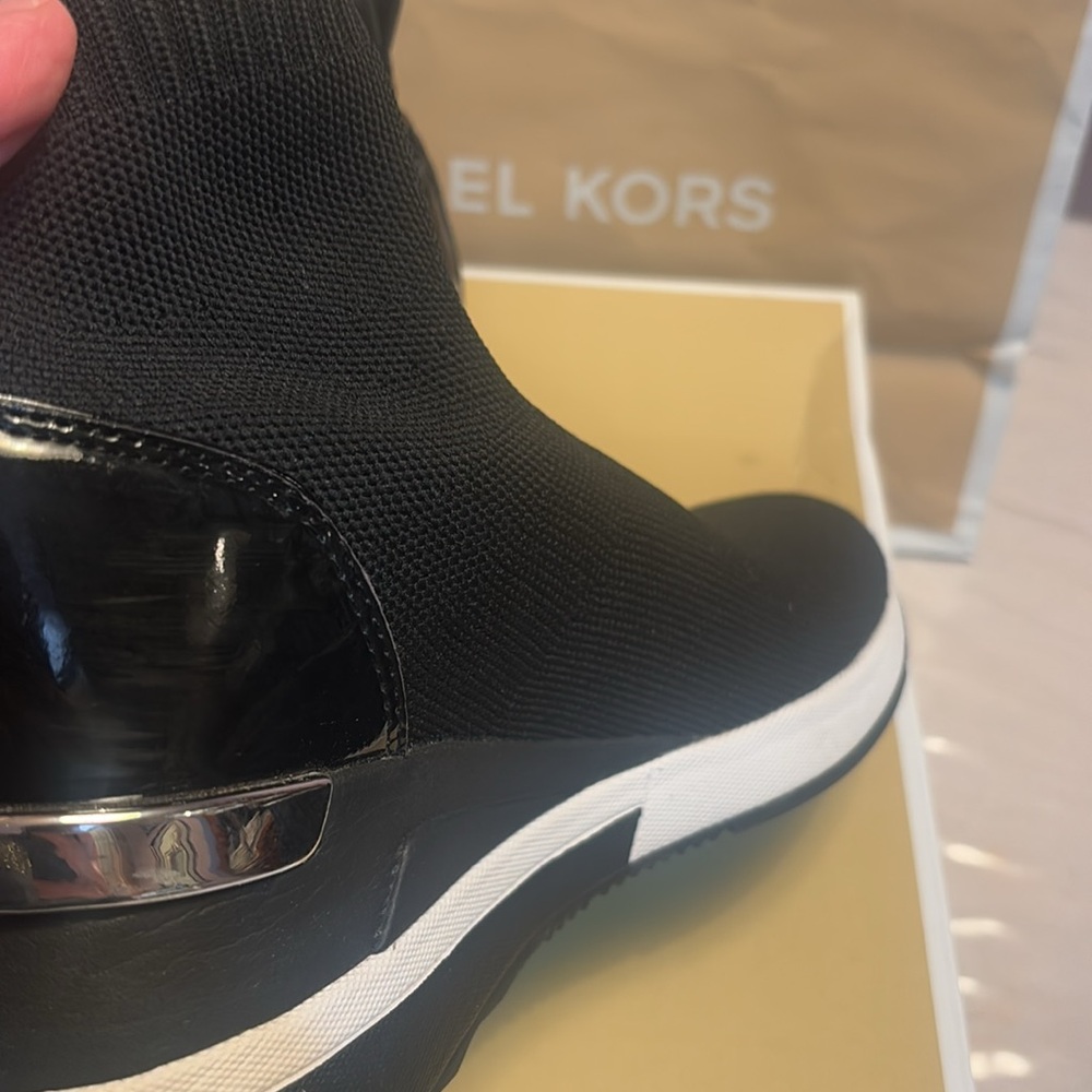 MICHAEL KORS SKYLER BOOTIE - Picture 10 of 11